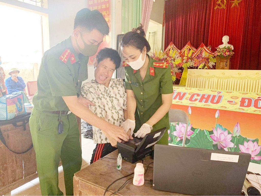 Cán bộ, chiến sĩ làm thủ tục cấp căn cước công dân cho người khuyết tật