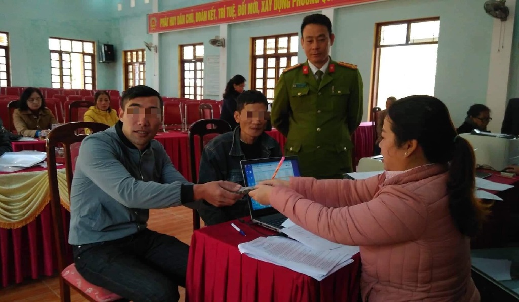 Giải ngân vốn vay ưu đãi cho những đối tượng tái hòa nhập cộng đồng đầu tiên của thị xã Thái Hòa