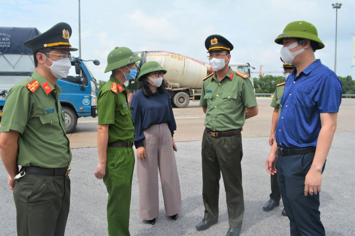 Đồng chí Thiếu tướng Phạm Thế Tùng - Giám đốc Công an Nghệ An và lãnh đạo huyện Hưng Nguyên kiểm tra công tác phòng chống dịch tại chốt cầu Bến Thủy 2. Ảnh Xuân Bắc