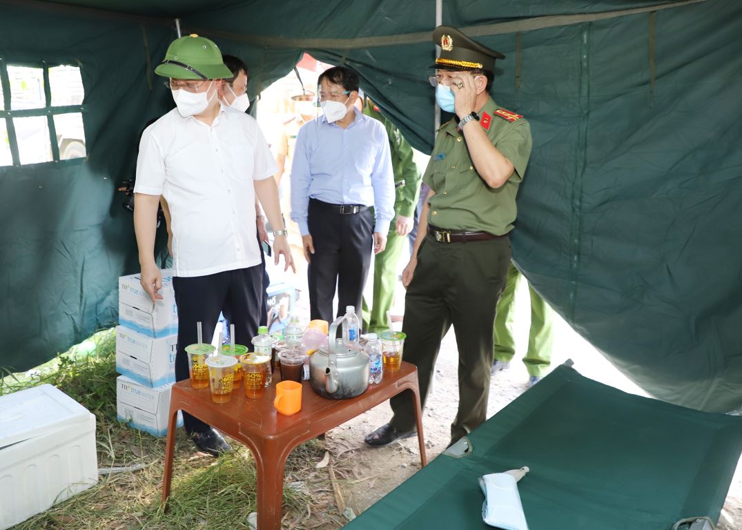 Đồng chí Nguyễn Đức Trung - Phó Bí thư Tỉnh ủy, Chủ tịch UBND tỉnh Nghệ An động viên lực lượng làm nhiệm vụ tại các chốt kiểm dịch Covid-19. Ảnh: Phạm Bằng