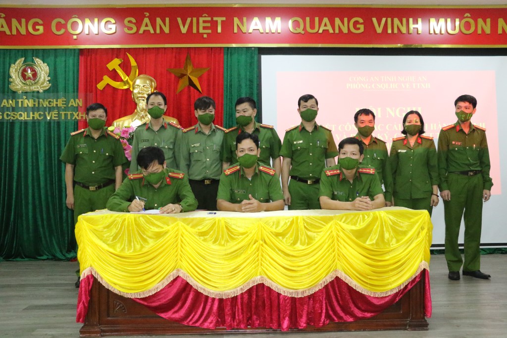 Cán bộ chiến sỹ Phòng Cảnh sát QLHC về TTXH ký cam kết thực hiện nhiệm vụ CCHC năm 2022 và giao ước thi đua hướng tới kỷ niệm 60 năm Ngày truyền thống lực lượng Cảng sát nhân dân