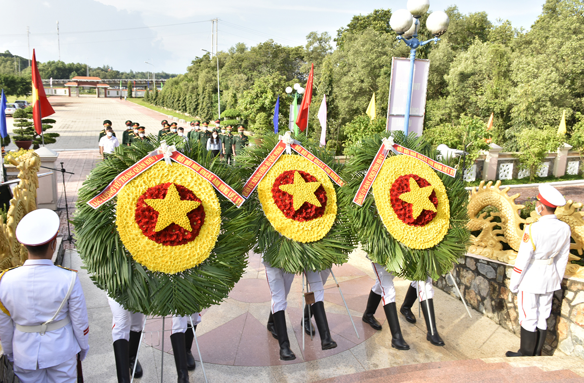 Quang cảnh Lễ dâng hương, đặt vòng hoa tại Bia di tích lịch sử “Đường Hồ Chí Minh trên biển”.