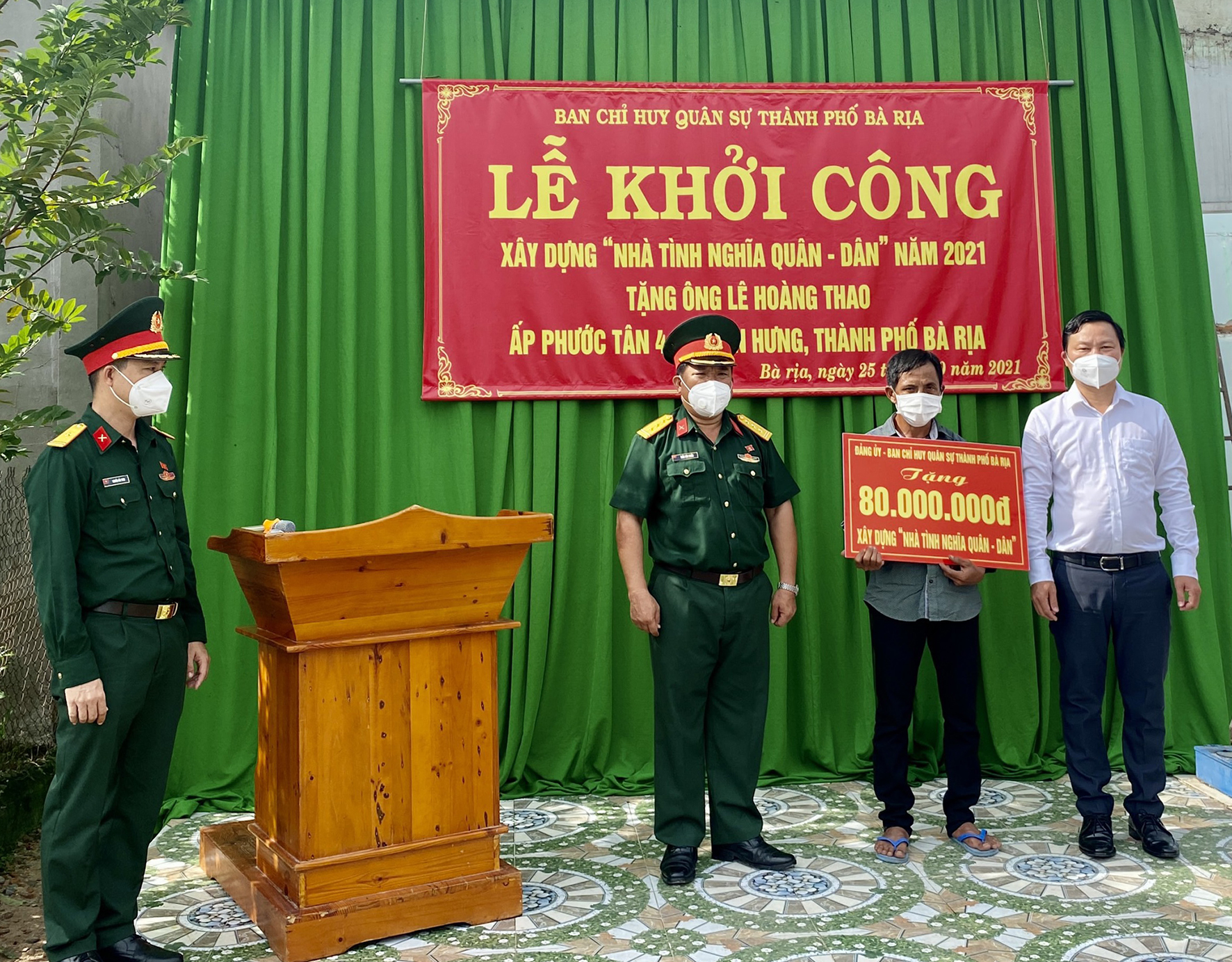 Đại diện Ban CHQS TP. Bà Rịa trao bảng tượng trưng hỗ trợ 80 triệu đồng xây dựng “Nhà tình nghĩa quân - dân” cho gia đình ông Lê Hoàng Thao.