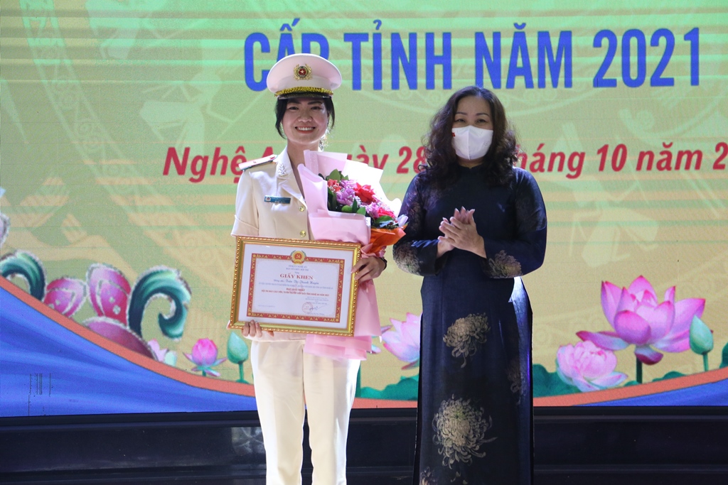 Nguyễn Thị Thu Hường - Ủy viên Ban Thường vụ, Trưởng ban Tuyên giáo Tỉnh ủy, Trưởng ban Tổ chức hội thi trao giải Nhất cho báo cáo viên, tuyên truyền viên Đảng bộ Công an tỉnh Nghệ An