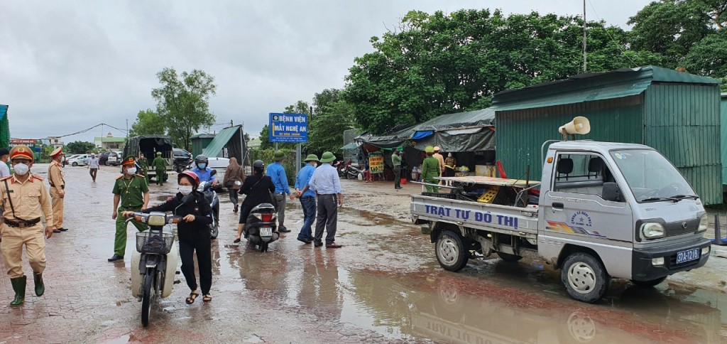 Lực lượng Công an ra quân xử lý các hàng quán vỉa hè kinh doanh trái phép trước khu vực bệnh viện
