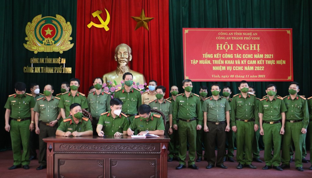Các đội công tác và Công an các phường, xã ký cam kết thực hiện 11 nhiệm vụ trọng tâm, đột phá trong cải cách hành chính năm 2022
