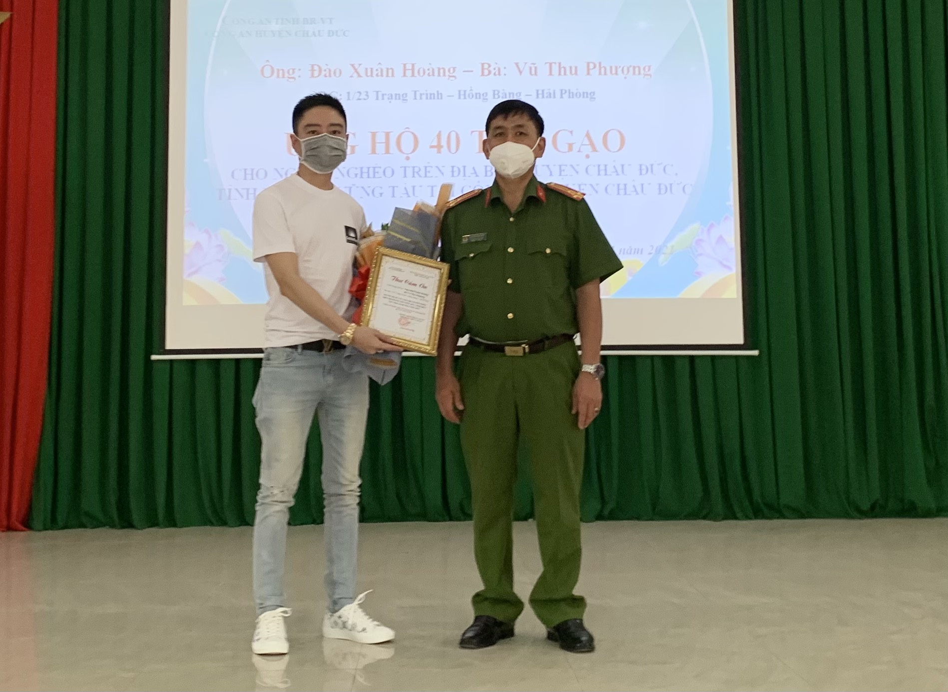 Thượng tá Nguyễn Minh Hiệp, Phó Trưởng Công an huyện Châu Đức tặng hoa và thư cảm ơn cho ông ủng hộ 40 tấn gạo
