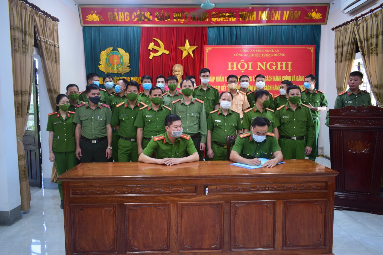 Các đội nghiệp vụ và Công an các  xã, thị trấn đăng ký, cam kết thực hiện nhiệm vụ cải cách hành chính năm 2022