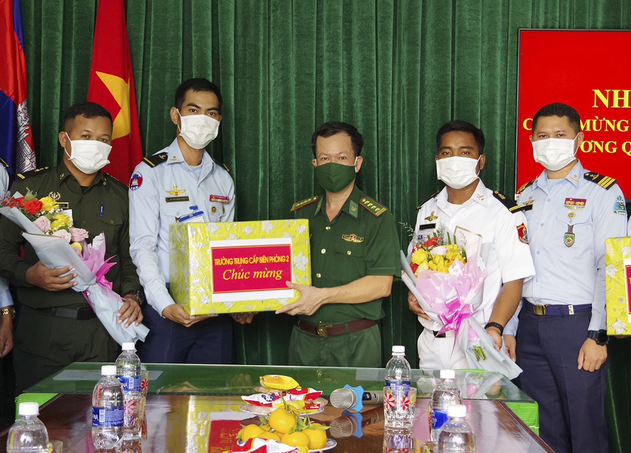 Đảng ủy, Ban Giám hiệu Trường Trung cấp Biên phòng 2 tặng quà cho học viên Campuchia.