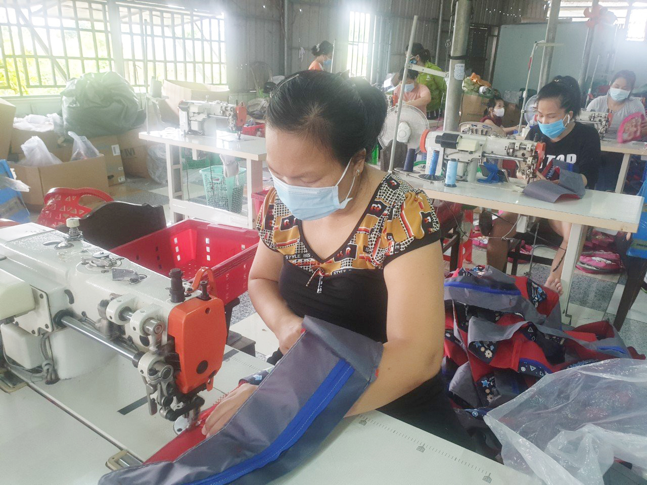 Cơ sở sản xuất túi xách Bảo Hân đã được Ngân hàng Chính sách xã hội cho vay 30 triệu đồng để thu mua nguyên liệu và sửa chữa một số thiết bị hư hỏng. Cơ sở này đang giải quyết việc làm cho 12 lao động địa phương.