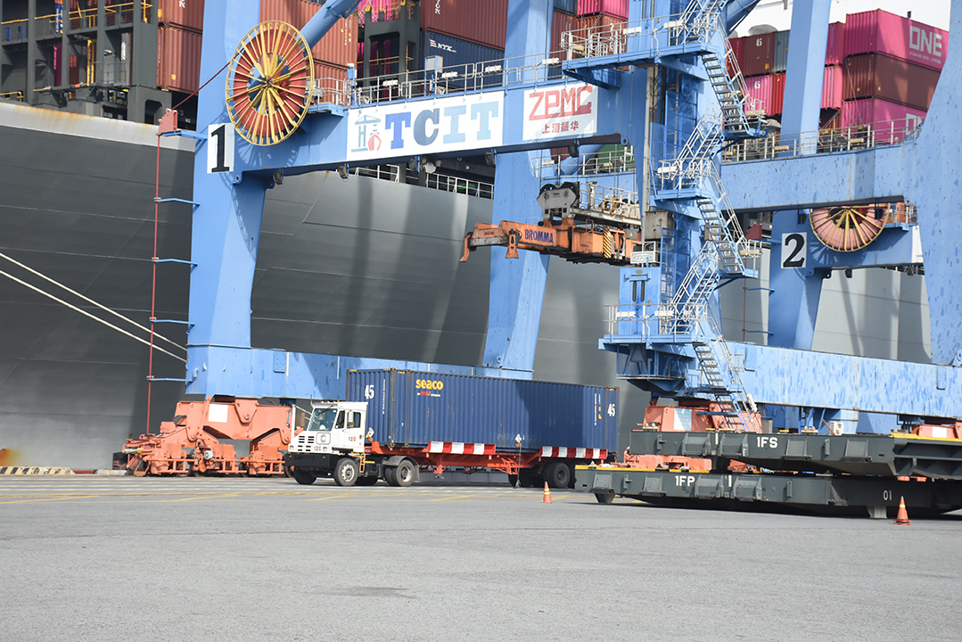 Các DN cảng biển kỳ vọng giá dịch vụ tại cảng biển sớm được điều chỉnh để có nguồn vốn tái đầu tư. Trong ảnh: Xếp dỡ hàng container tại cảng TCIT