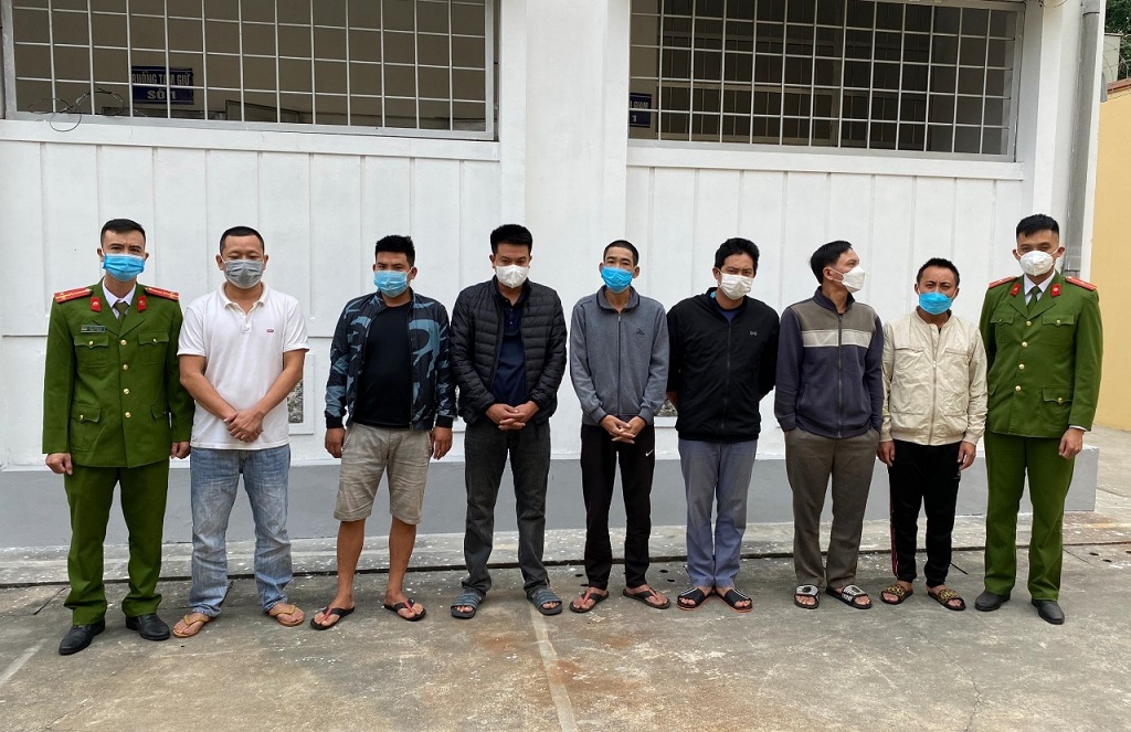 Các đối tượng bị tạm giữ về hành vi đánh bạc