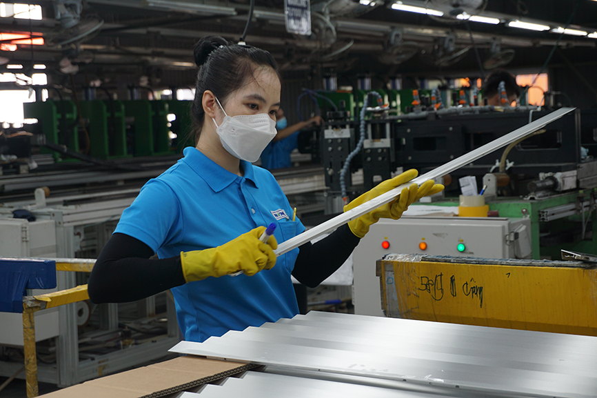 DN trong các KCN, CCN hoạt động theo nguyên tắc “an toàn mới sản xuất, sản xuất phải an toàn”. Trong ảnh: Sản xuất khung tivi cho Tập đoàn Samsung tại Công ty TNHH Pavonine Vina (TX. Phú Mỹ).