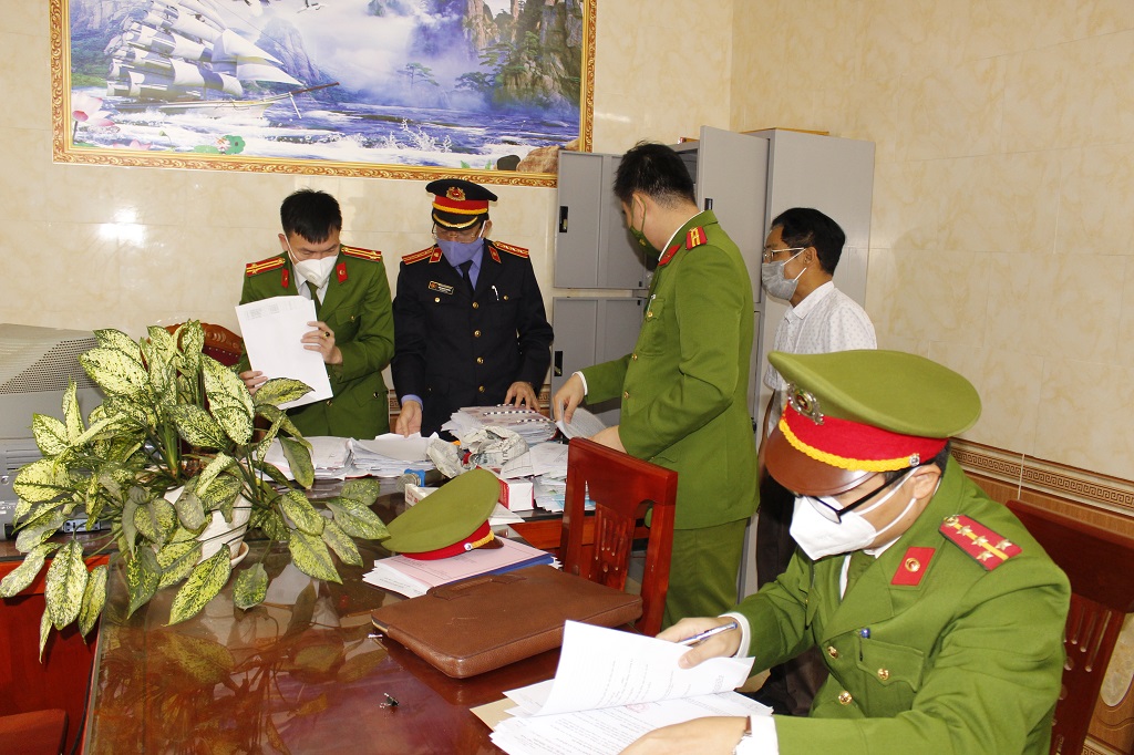 Đối tượng Hồ Đình Minh (ảnh trên), Cơ quan chức năng tiến hành khám xét nơi làm việc của đối tượng Hồ Đình Minh (ảnh dưới) 