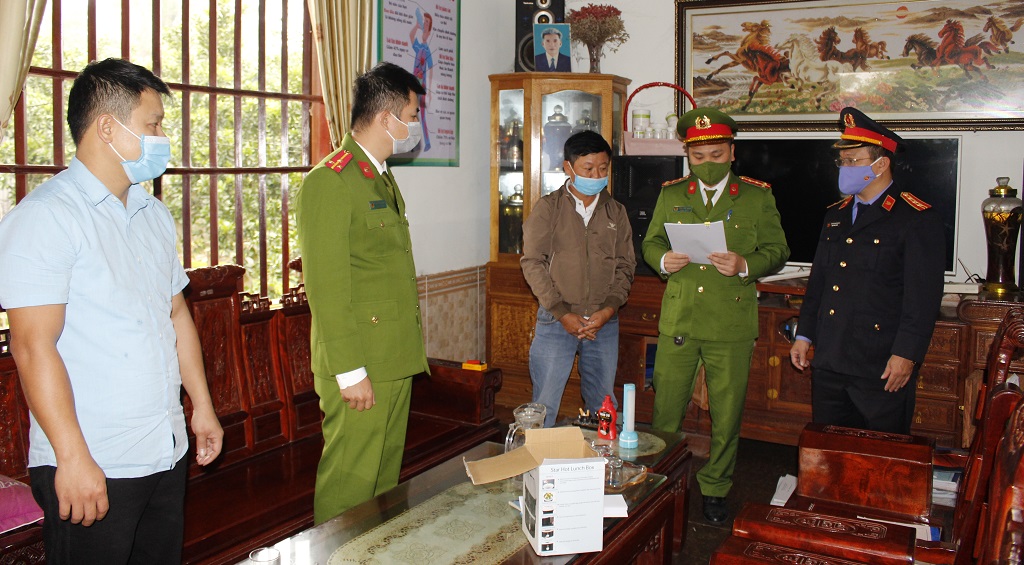 Cơ quan chức năng tiến hành khám xét nhà riêng của đối tượng Hoàng Hữu Sơn