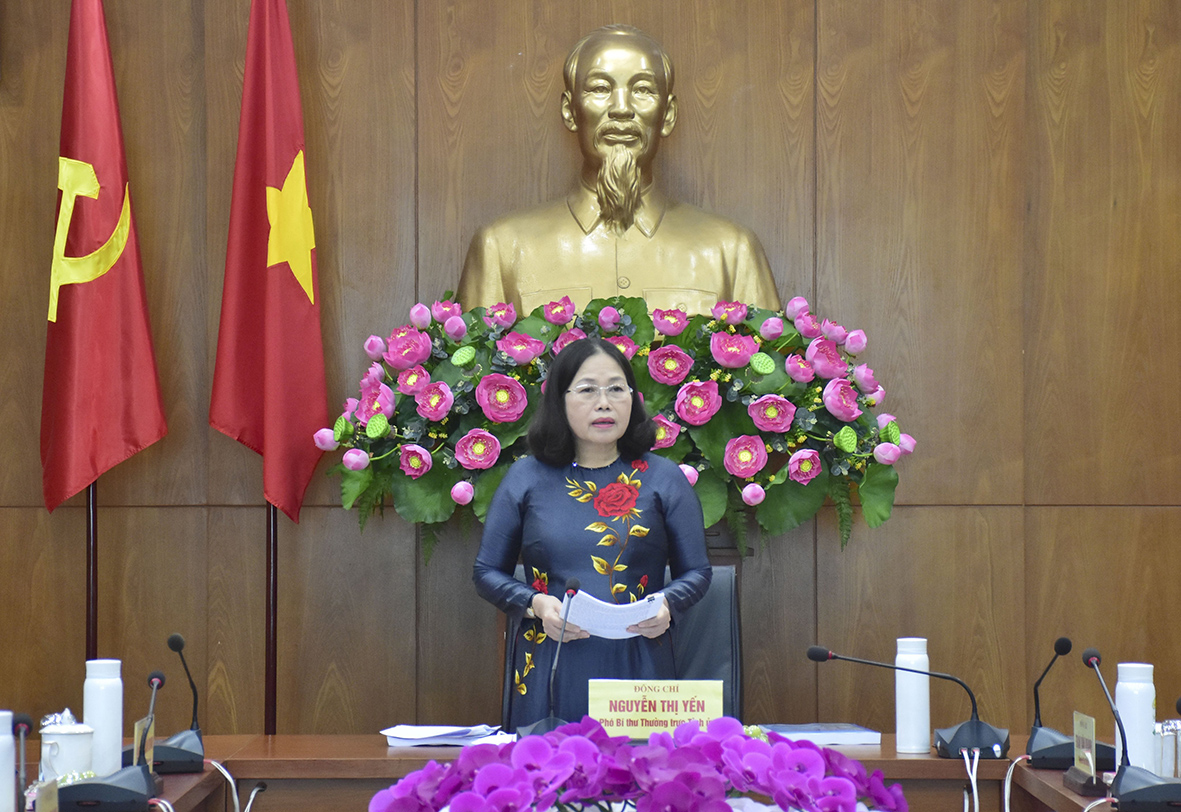 Bà Nguyễn Thị Yến, Phó Bí thư Thường trực Tỉnh ủy, Trưởng Đoàn ĐBQH tỉnh phát biểu tại Hội nghị.