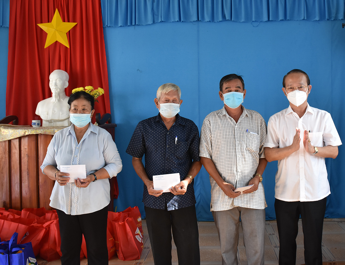 ông Võ Văn Dũng, Ủy viên Ban Thường vụ Tỉnh ủy, Chủ nhiệm UBKT Tỉnh ủy tặng quà cho 3 hộ gia đình tiêu biểu trong công tác phòng, chống dịch COVID-19 tại ấp Tây, xã Long Phước.