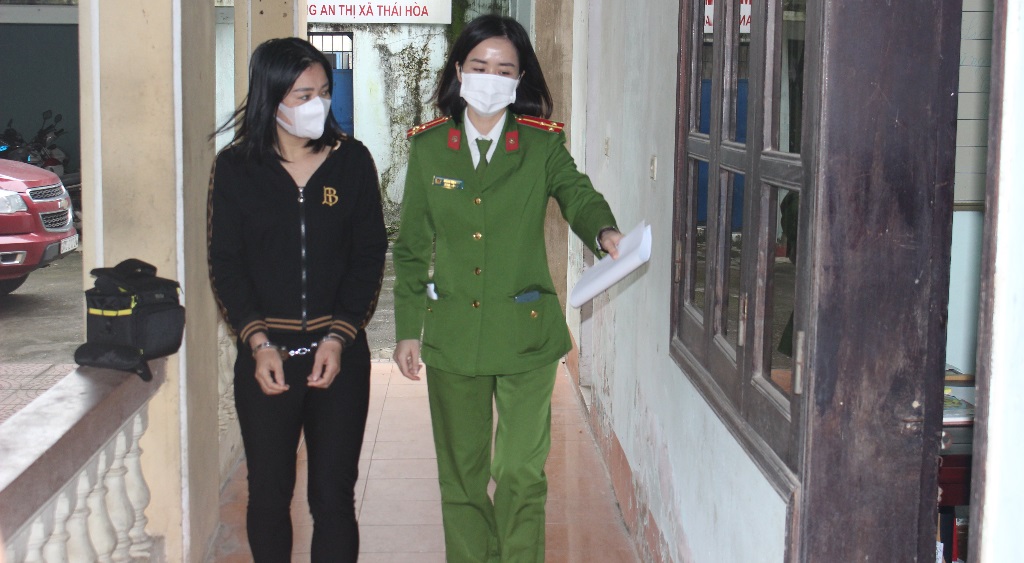Công an thị xã Thái Hòa dẫn giải đối tượng Vũ Thị Hà Phương