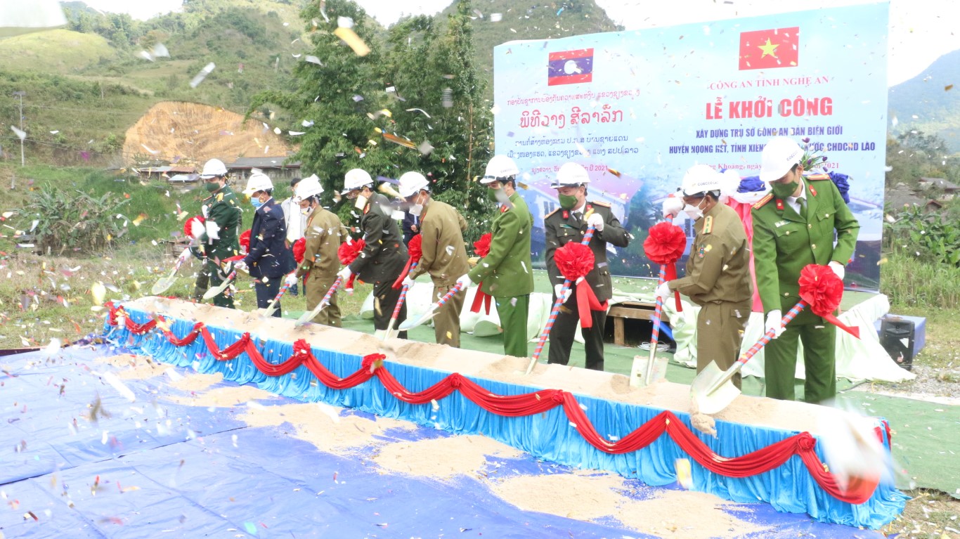 Các đại biểu thực hiện nghi thức khởi công xây dựng trụ sở làm việc Công an bản Nọong Hét Tạy  