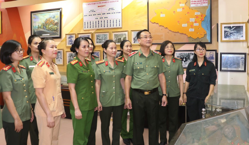 Đồng chí Thiếu tướng Phạm Thế Tùng - Ủy viên Ban Thường vụ Tỉnh ủy - Bí thư Đảng ủy - Giám đốc Công an tỉnh và Ban chấp hành Hội phụ nữ Công an tỉnh tham quan Bảo tàng Công an Nghệ An. Ảnh tư liệu
