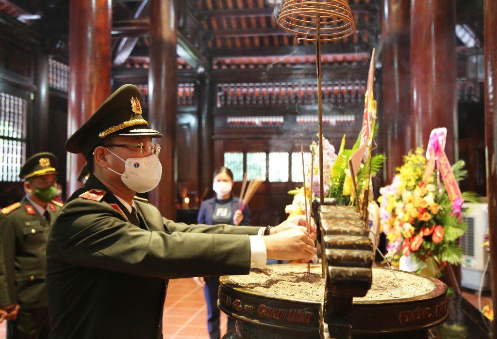 Đồng chí Thiếu tướng Phạm Thế Tùng, Giám đốc Công an tỉnh Nghệ An dâng hương lên anh linh Chủ tịch Hồ Chí Minh