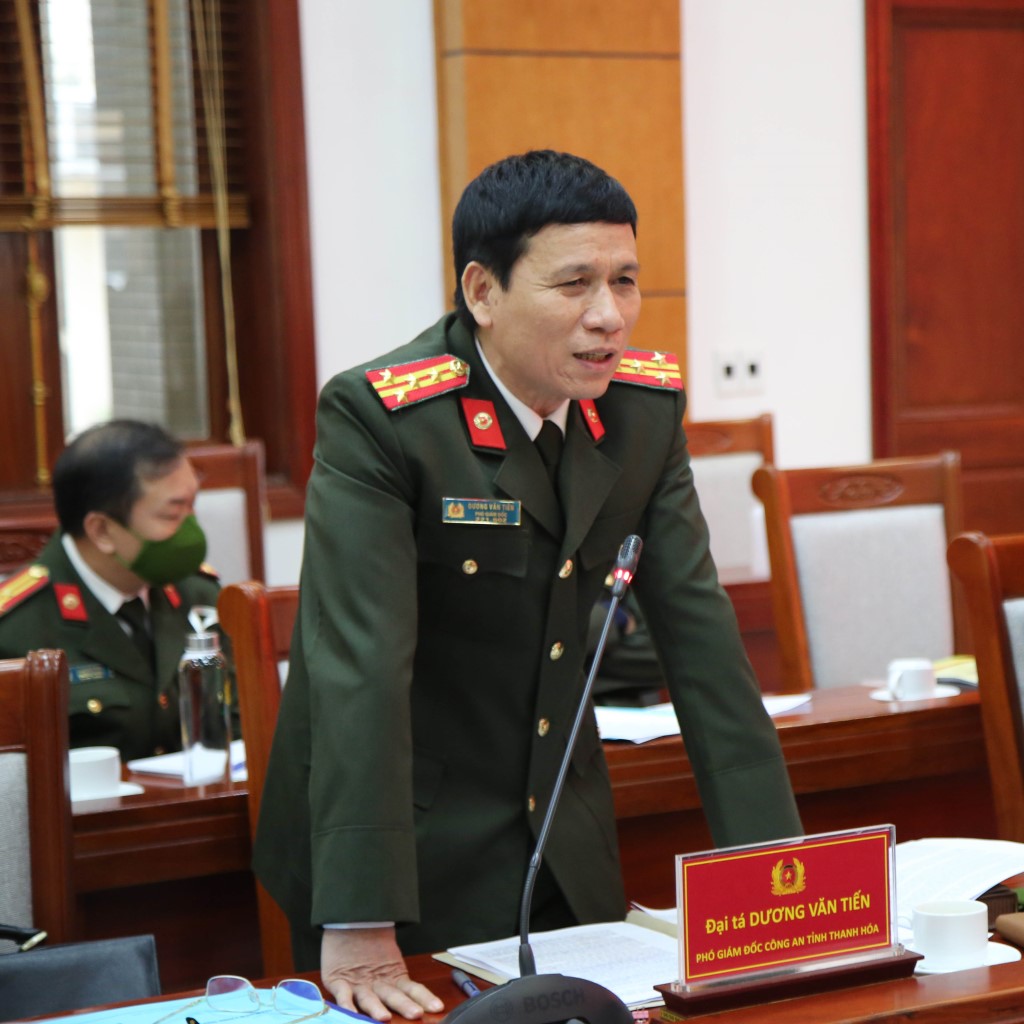 Đồng chí Đại tá Dương Văn Tiến, Phó Giám đốc Công an tỉnh Thanh Hóa phát biểu tham luận