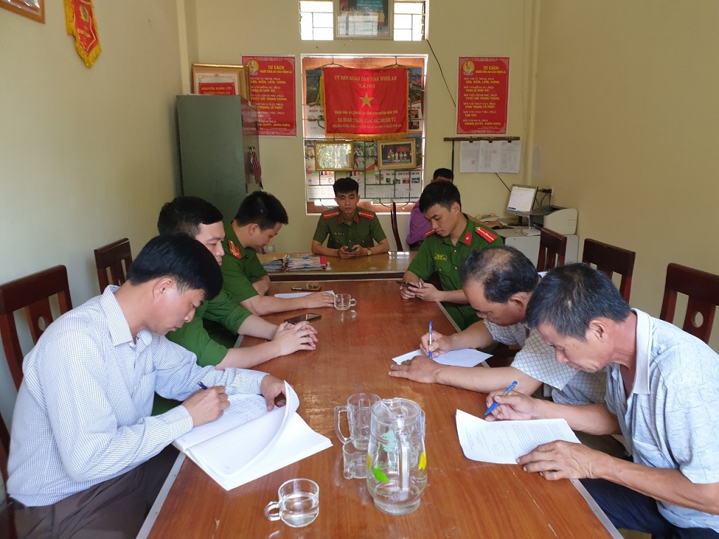 Tổ chức cho các chủ thuyền ký cam kết thực hiện các quy định về về khai thác khoáng sản 