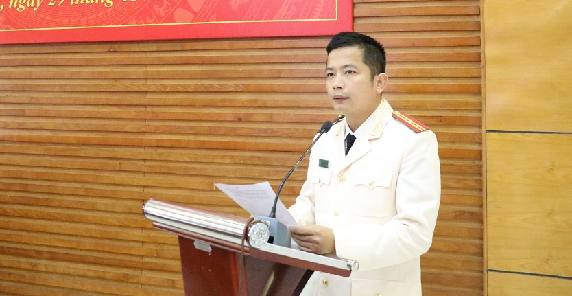 Thiếu tá Nguyễn Trọng Thủy, Trưởng Công an xã Hưng Lộc, thành phố Vinh, đại diện cho lực lượng Công an xã chính quy phát biểu nhận nhiệm vụ