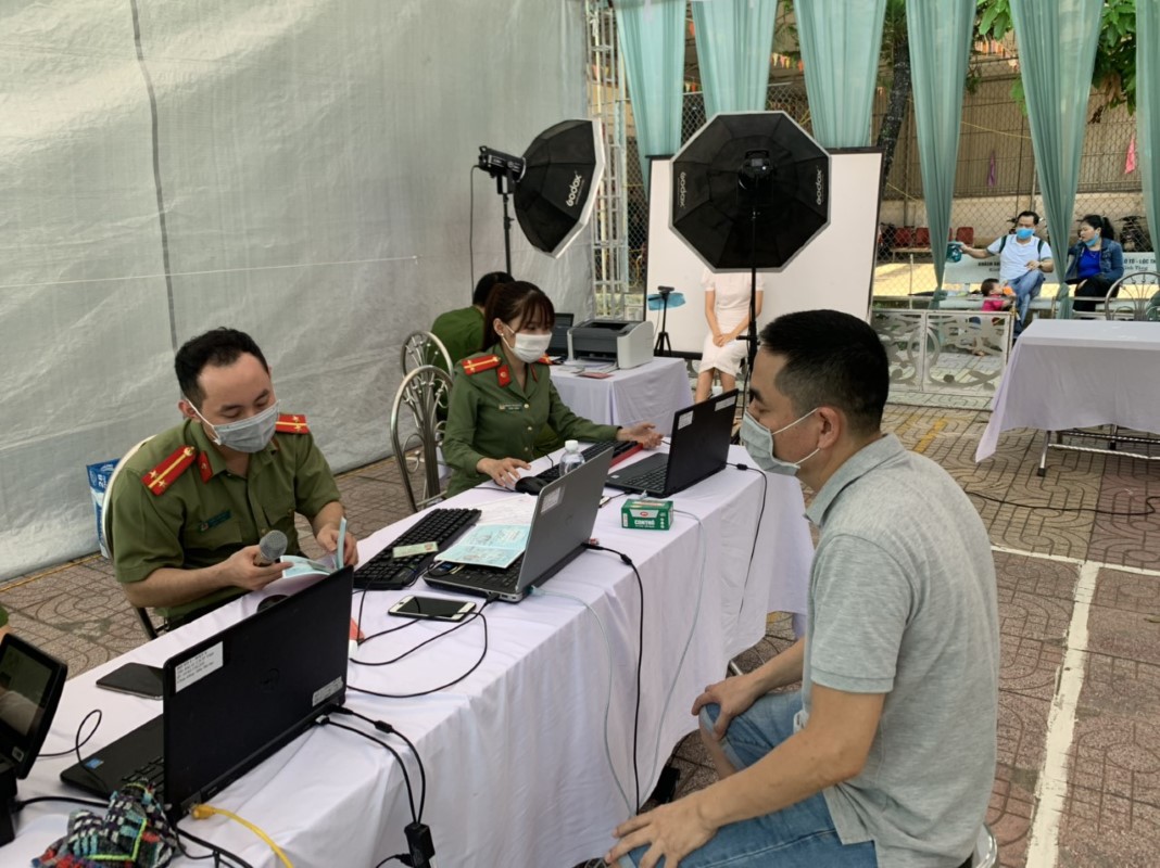 Công an thành phố Vinh đến từng khối phố để làm căn cước công dân cho Nhân dân