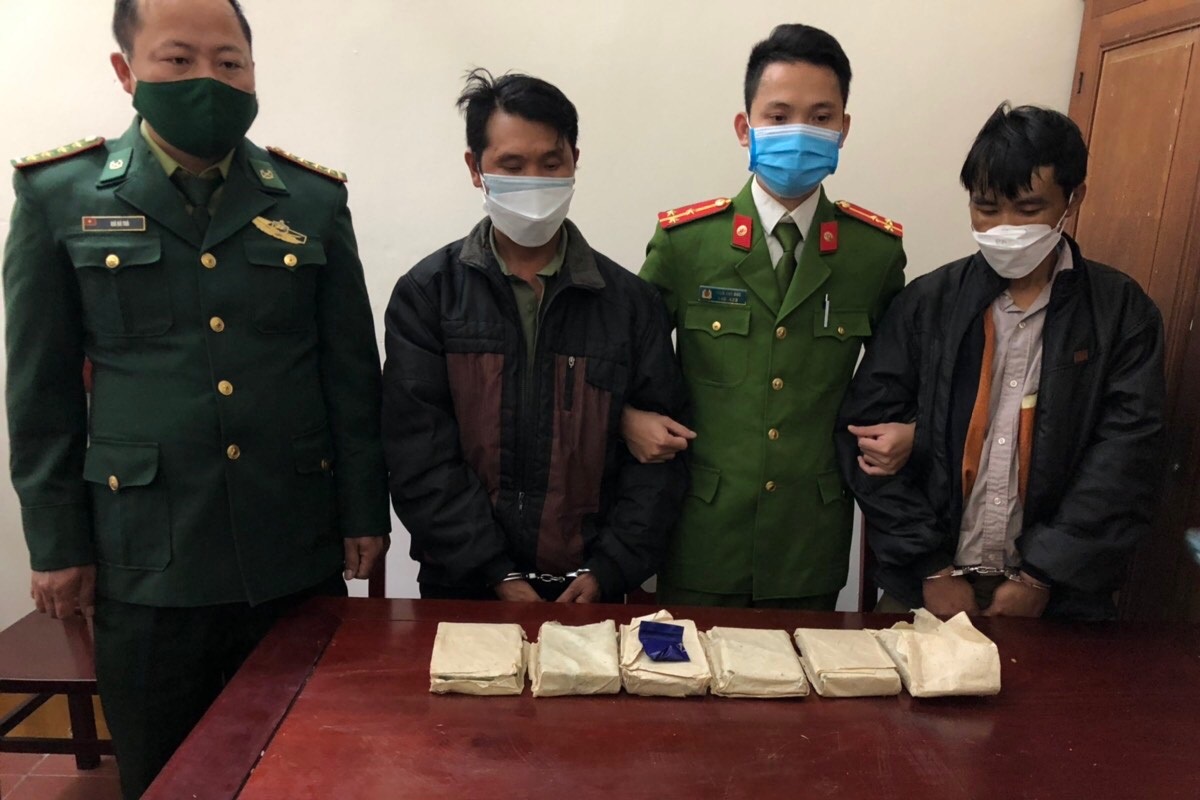 Lực lượng chức năng bắt giữ các đối tượng cùng tang vật