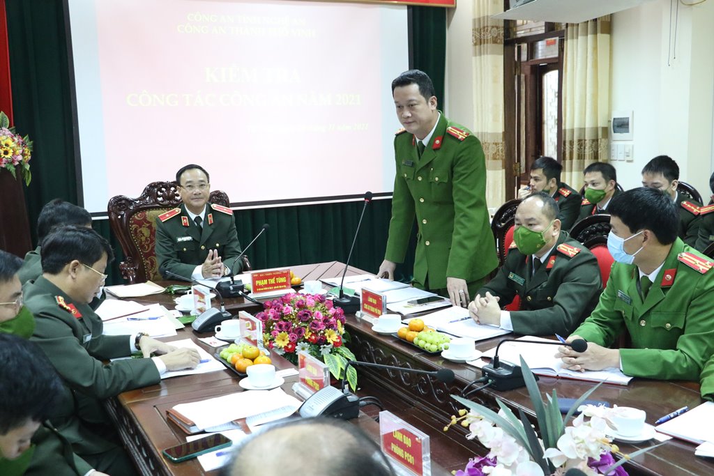 Trưởng Công an thành phố Vinh báo cáo tình hình, kết quả các mặt công tác trong năm 2021 của đơn vị