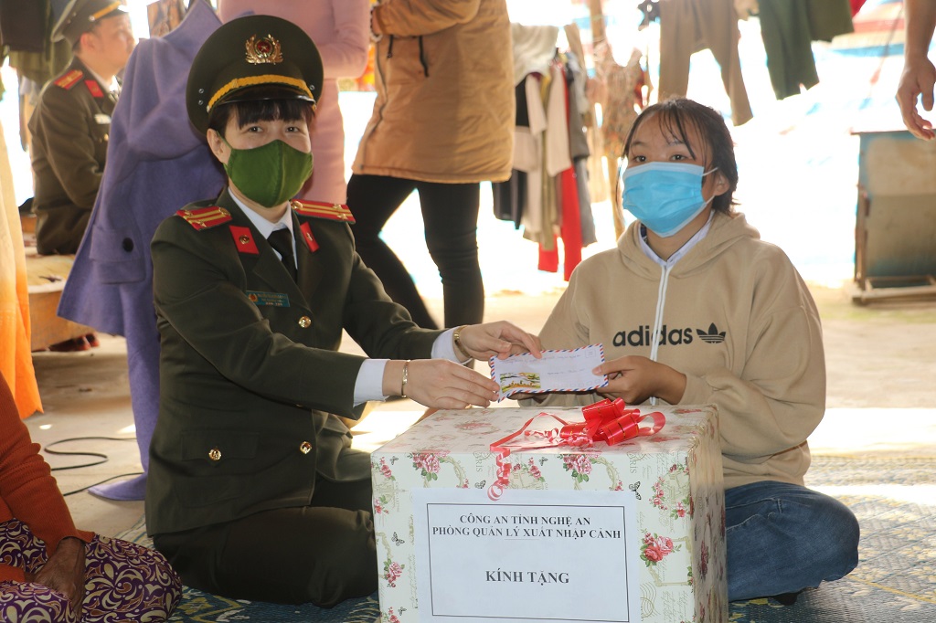 Tặng quà cho học sinh có hoàn cảnh gia đình khó khăn vươn lên học tập đạt kết quả tốt 