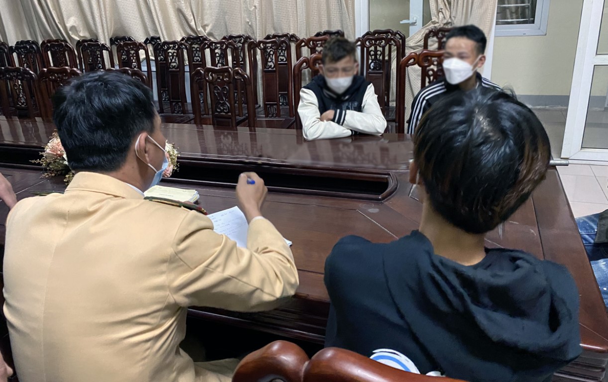 Cán bộ Công an thành phố Vinh làm việc với nhóm thanh niên đi mô tô mang theo hung khí