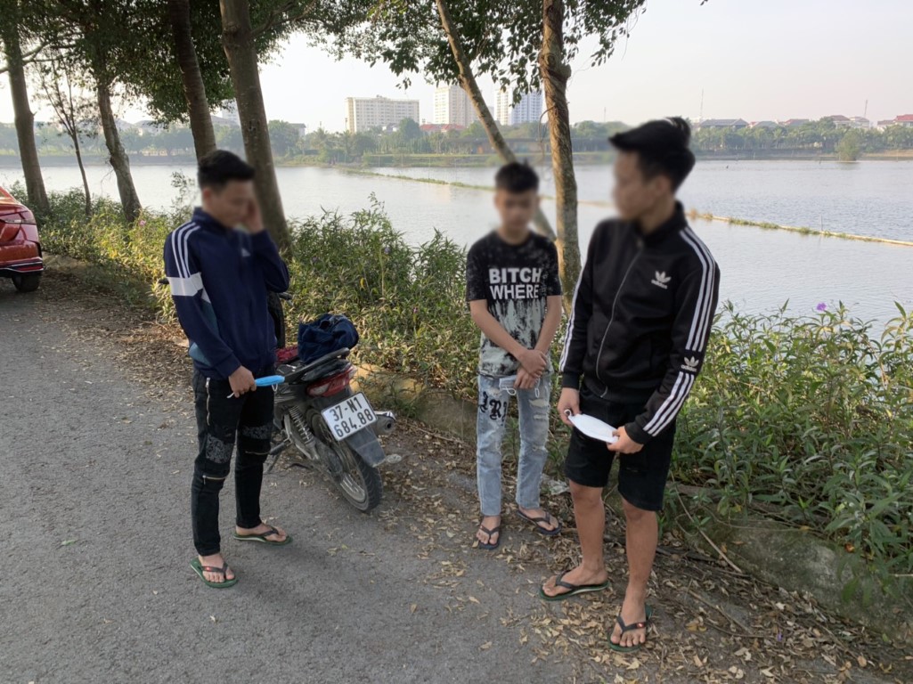Nhóm thanh niên đi mô tô kẹp 3, không đội mũ bảo hiểm, không bằng lái, chạy lạng lách, đánh võng trên các trục đường ven thành phố Vinh
