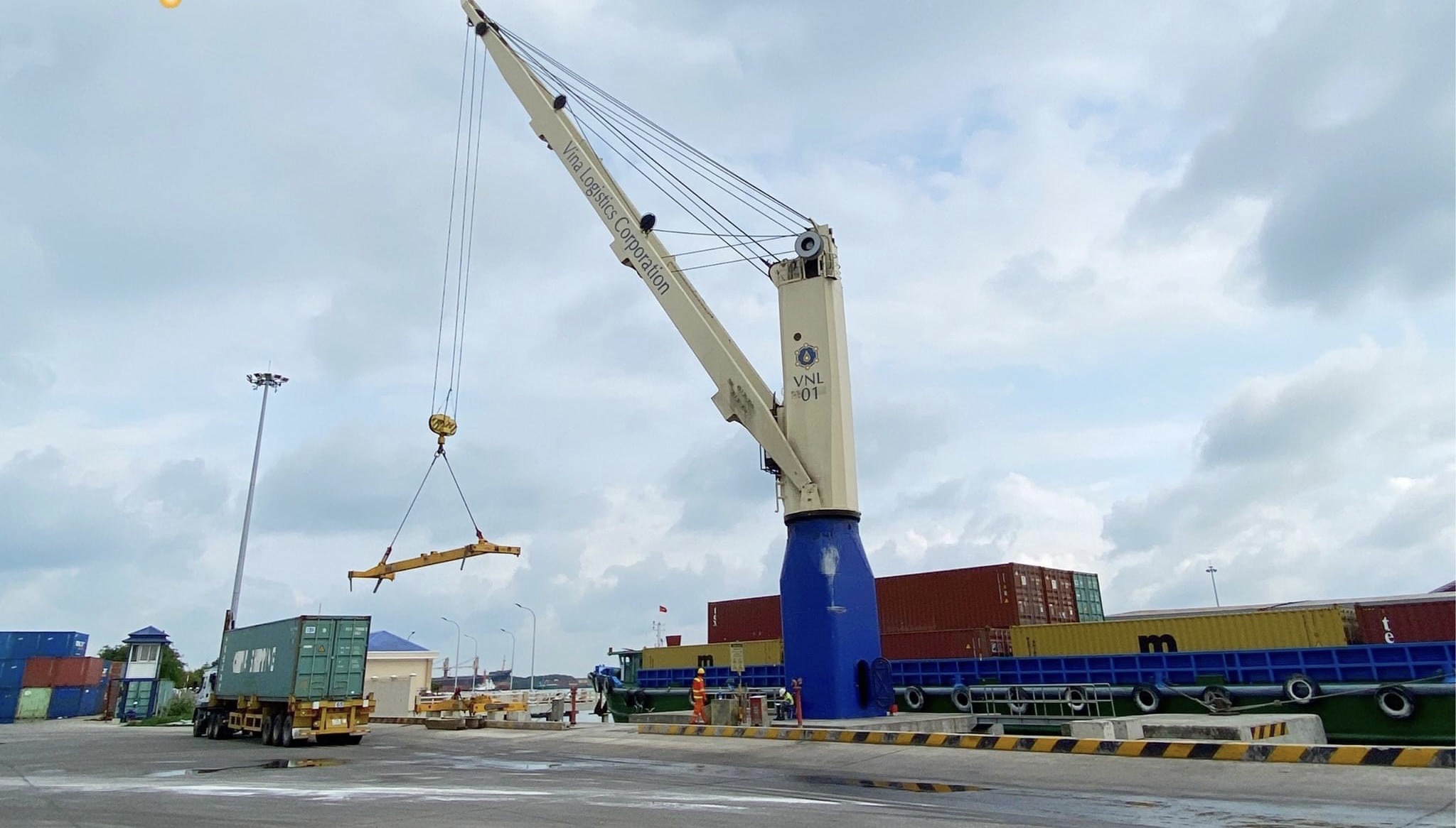 Sau 30 xây dựng, Bà Rịa - Vũng Tàu đã có hệ thống cảng biển tiên tiến, hiện đại, đáp ứng nhu cầu xuất khẩu hàng hóa quốc tế cũng như nội địa. Trong ảnh: Xếp dỡ hàng container tại Cảng dịch vụ tổng hợp Hưng Thái, TX. Phú Mỹ.