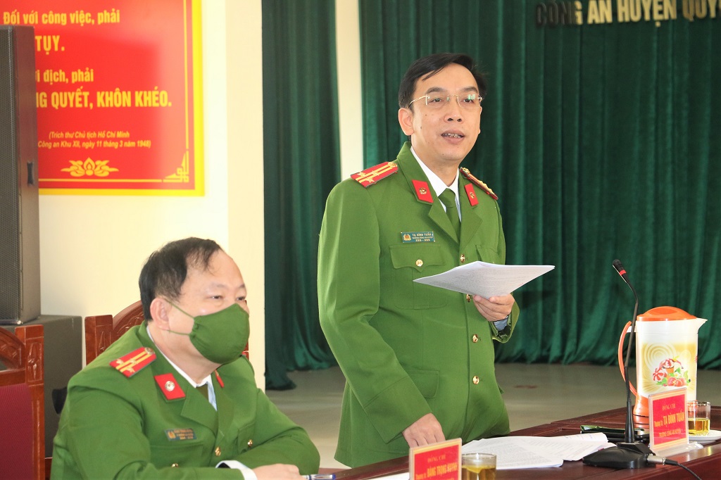 Đồng chí Thượng tá Tạ Đình Tuấn, Trưởng Công an huyện Quỳnh Lưu báo cáo tình hình, kết quả các mặt công tác trong năm 2021 của đơn vị