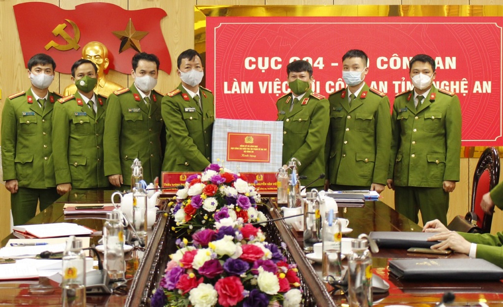 Đồng chí Thiếu tướng Nguyễn Văn Viện, Cục trưởng Cục C04 tặng quà Phòng Cảnh sát điều tra tội phạm về ma tuý