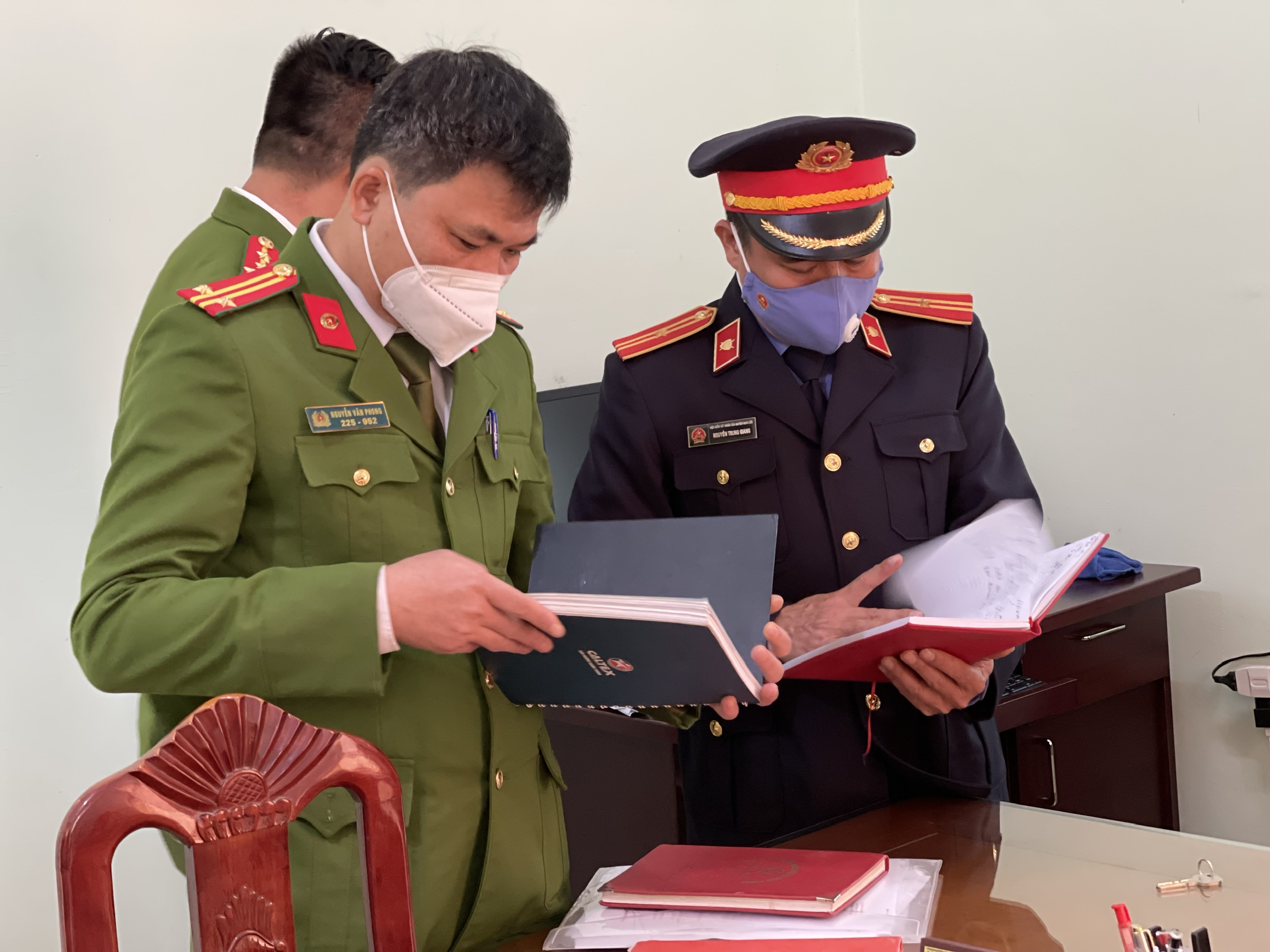 Cơ quan chức năng tiến hành kiểm tra hồ sơ vụ việc