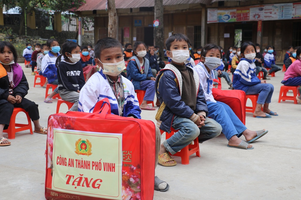 Phần lớn các em học sinh đều có hoàn cảnh rất khó khăn nơi vùng cao biên giới