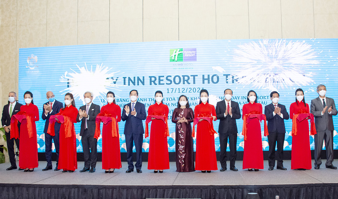 Lãnh đạo tỉnh, lãnh đạo Hồ Tràm Strip thực hiện nghi thức cắt băng khánh thành và đưa vào hoạt động Tòa tháp khách sạn nghỉ dưỡng thứ 2 mang tên Holiday Inn Resort Ho Tram Beach.