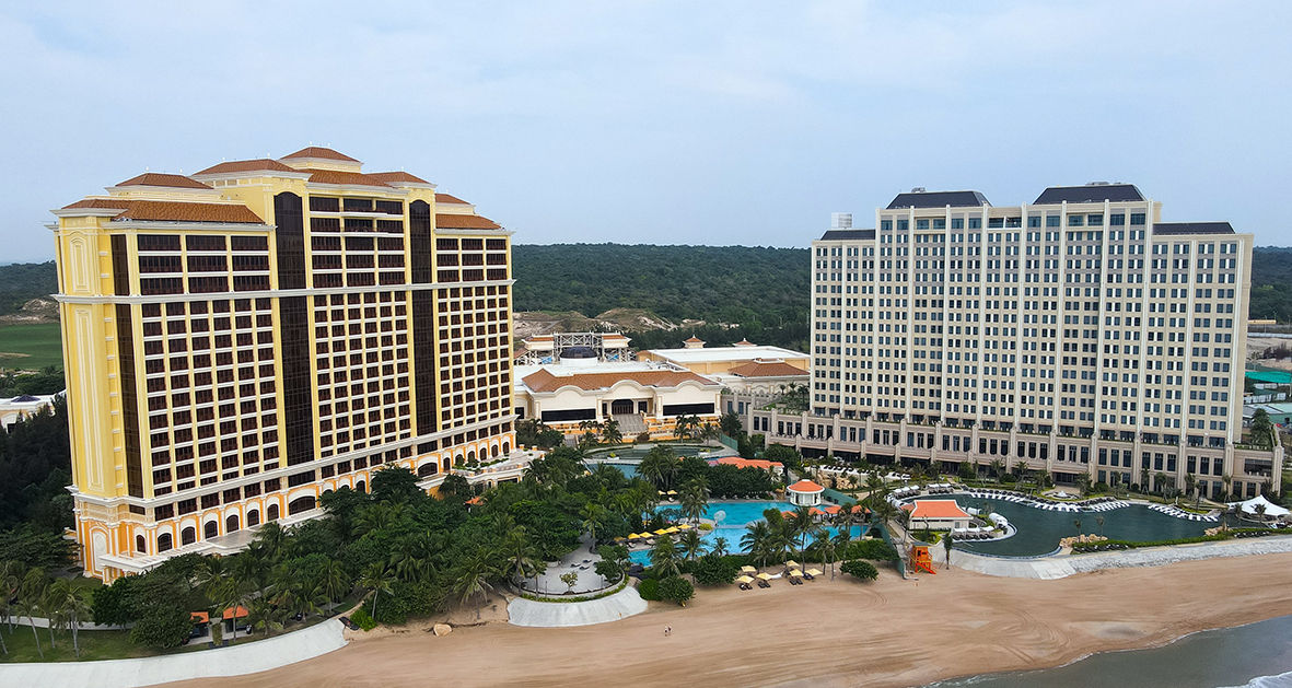 Tòa tháp khách sạn nghỉ dưỡng thứ 2 mang tên Holiday Inn Resort Ho Tram Beach (bên phải) đưa vào sử dụng nâng tổng số phòng của Hồ Tràm Strip lên hơn 1.100 phòng tiêu chuẩn 5 sao quốc tế.