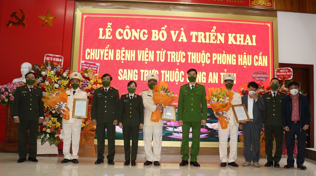 Các đại biểu chúc mừng 