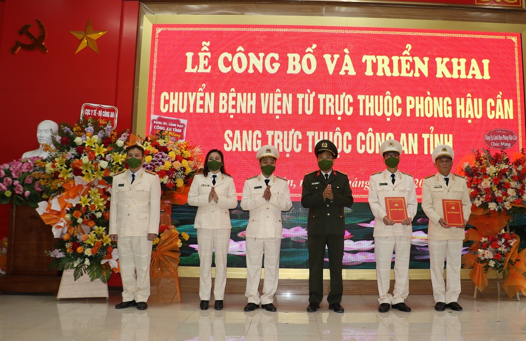 Đồng chí Đại tá Hồ Văn Tứ, Phó Giám đốc Công an tỉnh trao các quyết định bổ nhiệm tại buổi lễ