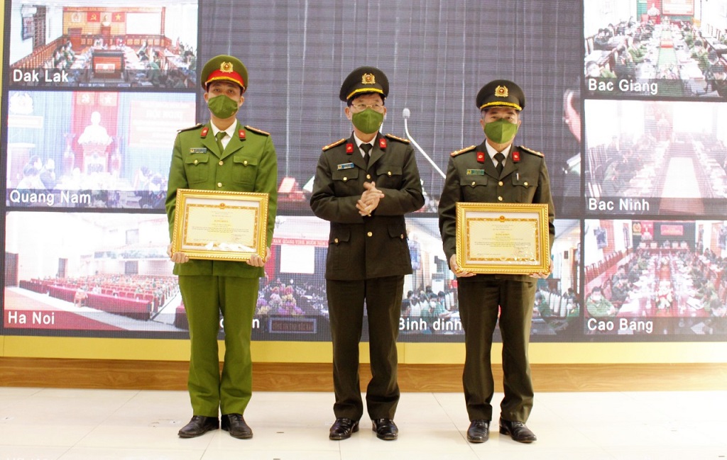 Đồng chí Đại tá Lê Văn Thái, Phó Giám đốc Công an tỉnh Nghệ An trao Bằng khen của Bộ trưởng Bộ Công an cho các tập thể, cá nhân đạt thành tích xuất sắc trong 05 năm thực hiện Chỉ thị của Bộ Công an “Về tăng cường công tác dân vận của lực lượng Công an nhân dân trong tình hình mới”