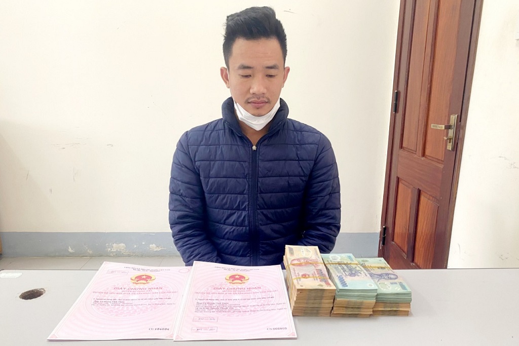 Đối tượng Lê Hoàng Vĩnh Thiên cùng tang vật tại cơ quan điều tra