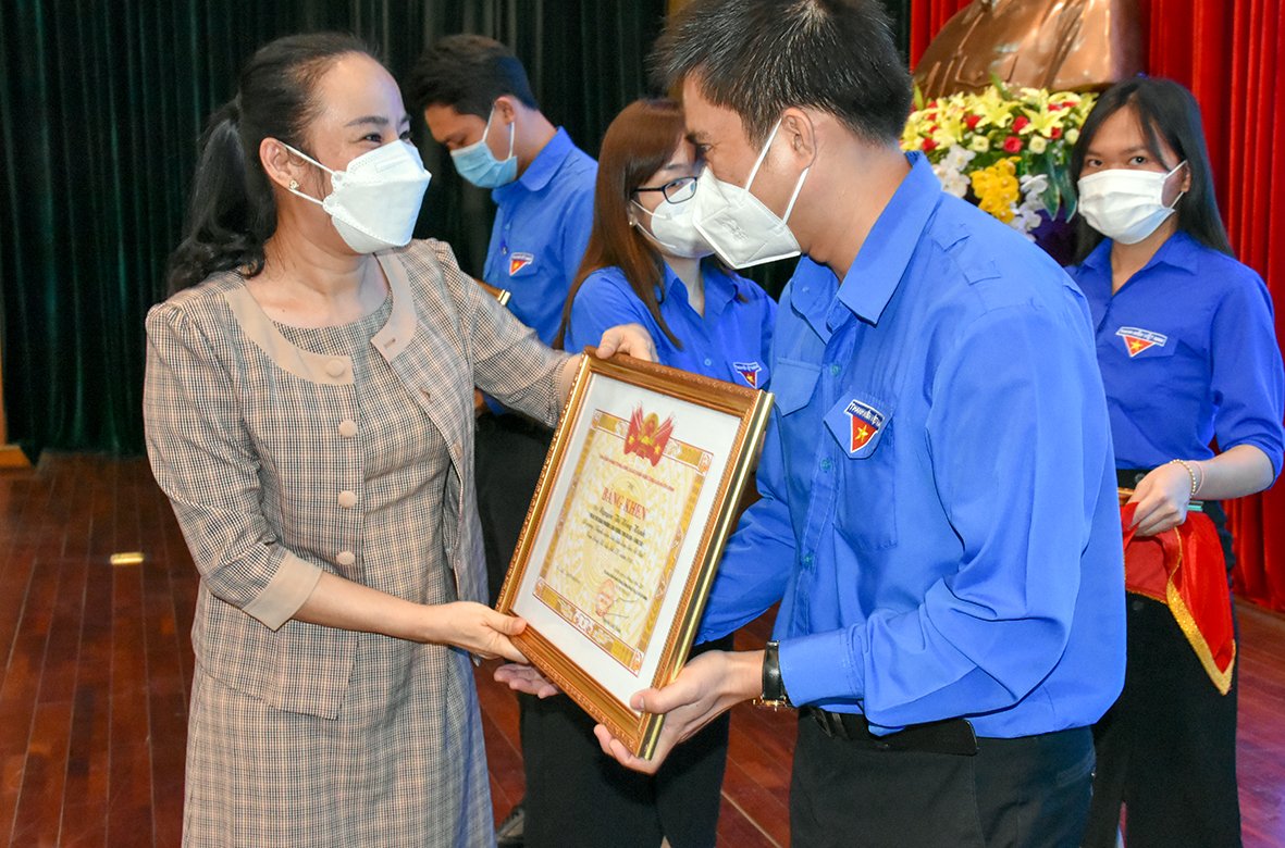 Bà Võ Ngọc Thanh Trúc, Phó Trưởng Ban Tổ chức Tỉnh ủy trao Bằng khen của Trung ương Đoàn cho các tập thể, cá nhân có thành tích xuất sắc trong năm 2021.