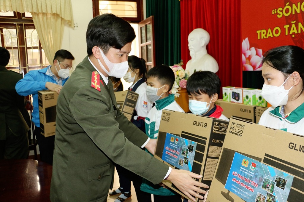 Máy vinh tính được trao tặng cho học sinh nghèo sẽ góp phần duy trì việc học của các em trong điều kiện dịch bệnh Covid-19 diễn biến phức tạp