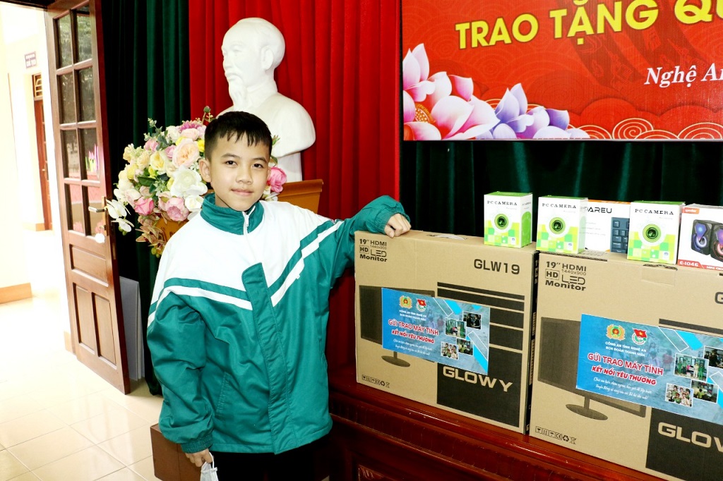 Em Nguyễn Văn Hà, học sinh lớp 6, Trường THCS Lam Thành, huyện Hưng Nguyên vui mừng, xúc động khi nhận được bộ máy vi tính