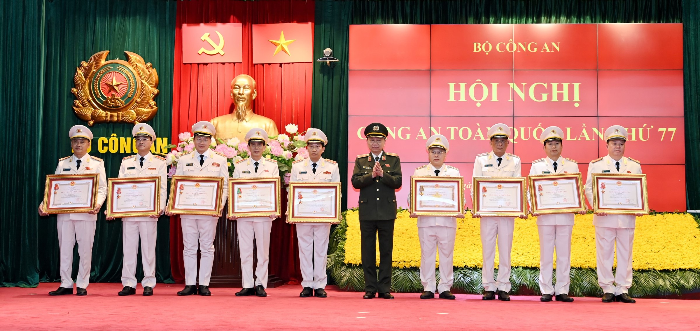 Thừa ủy quyền lãnh đạo Đảng, Nhà nước, Bộ trưởng Tô Lâm trao Huân chương tặng lãnh đạo các đơn vị và địa phương.