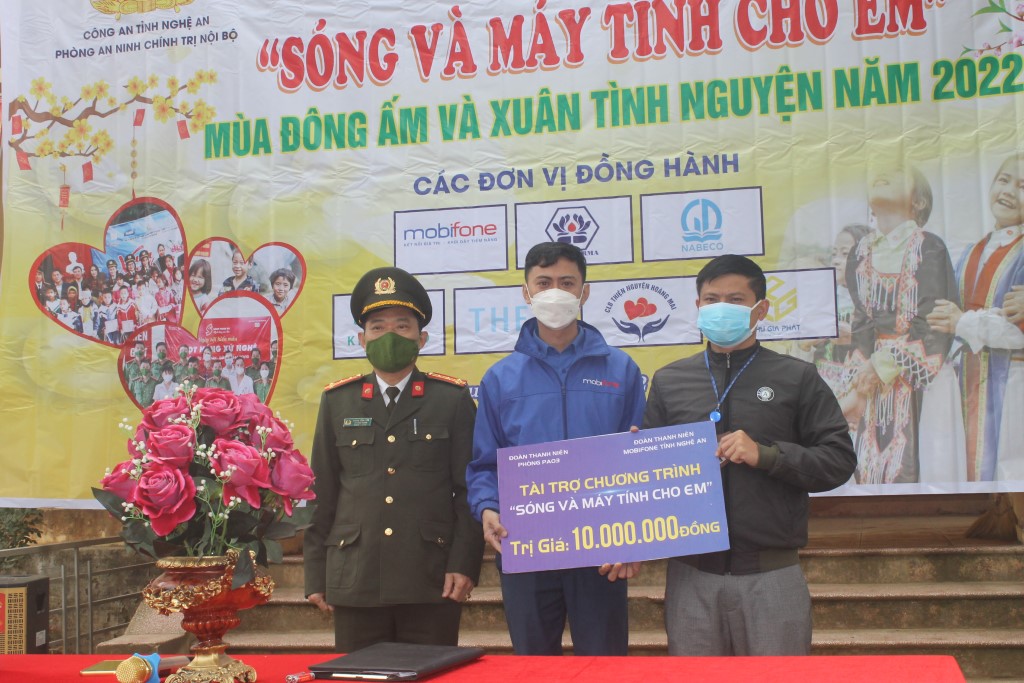 Lãnh đạo Phòng An ninh chính trị nội bộ và đại diện Mobifone Nghệ An trao tặng 01 máy tính cho Trường Phổ thông dân tộc bán trú Keeng Đu